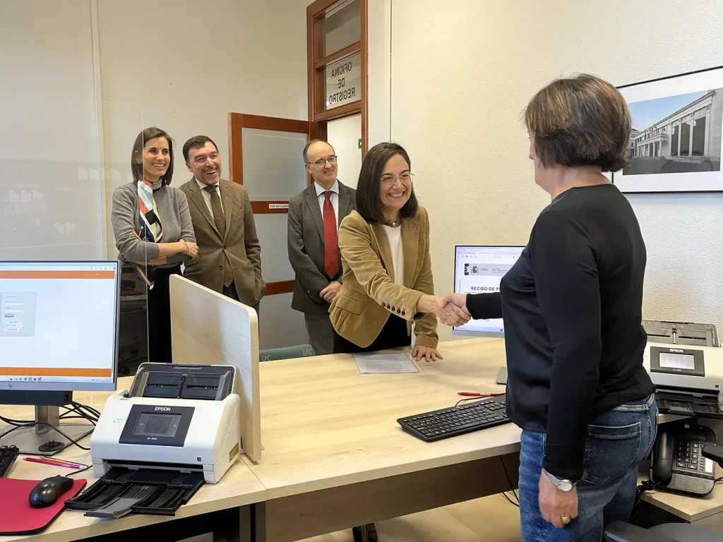 Conchi López registra su candidatura a rectora de la UC