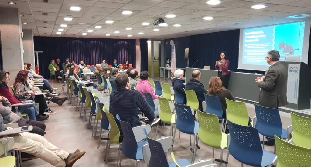 Conchi López reunida con personal del IBBTEC