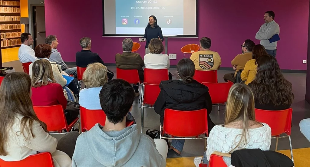 Conchi López reunida con estudiantes en un evento participativo celebrado antes de campaña
