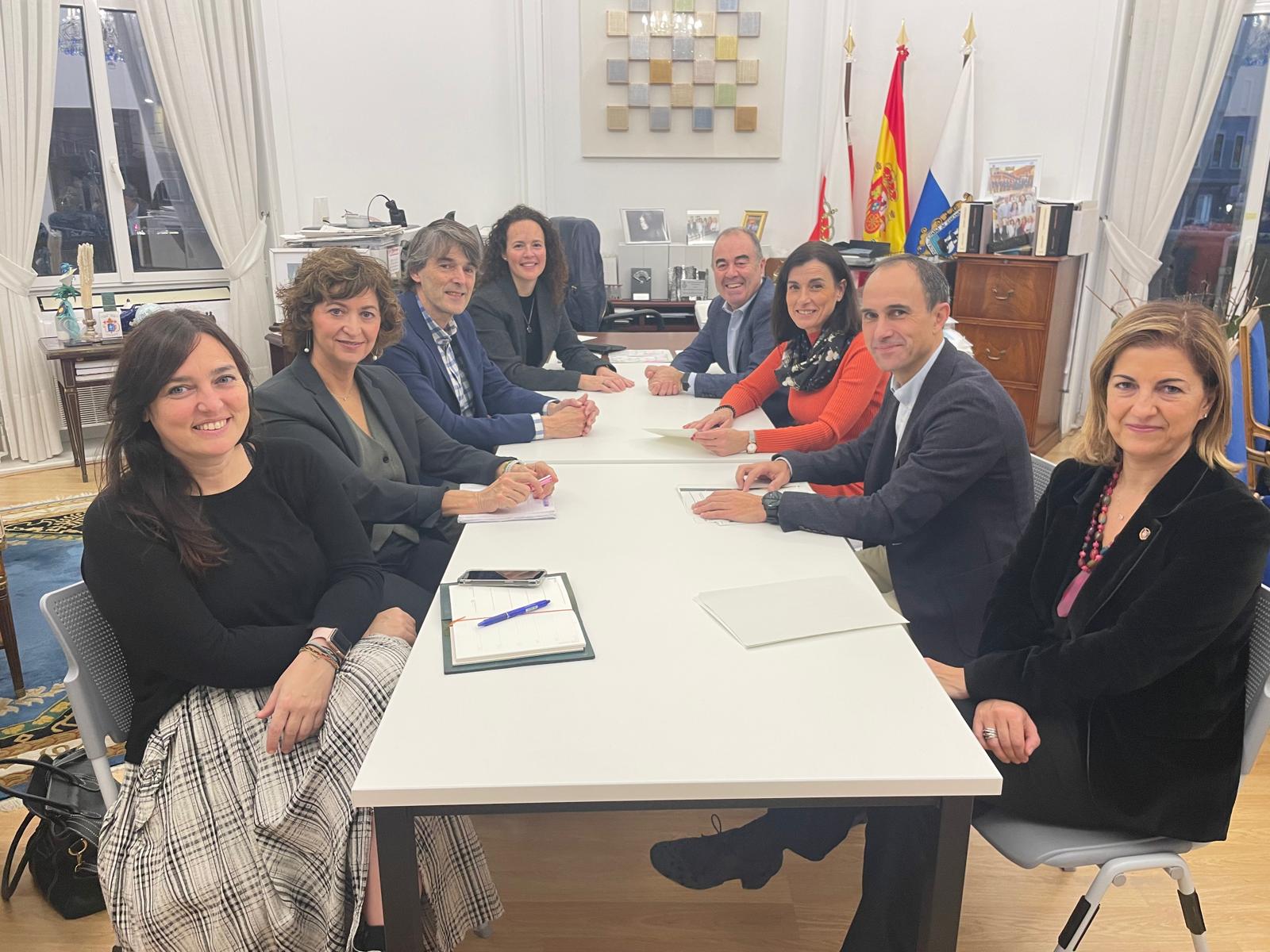 Mario Mañana fue recibido por la alcaldesa de Santander, Gema Igual